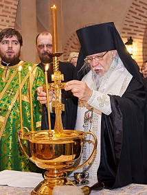 епископ орехово-зуевский пантелеимон малым чином освятил храм в кожухово_13