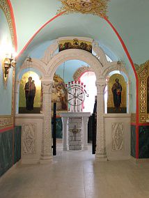 крестильный придел троицкого храма у салтыкова моста. алтарная преграда и купель.