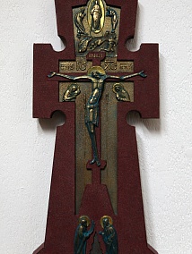 крест на входе в монастырскую бухту 